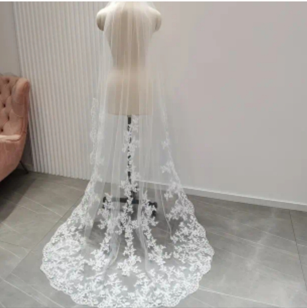 Elegant Creamy White Lace Bridal Veil
